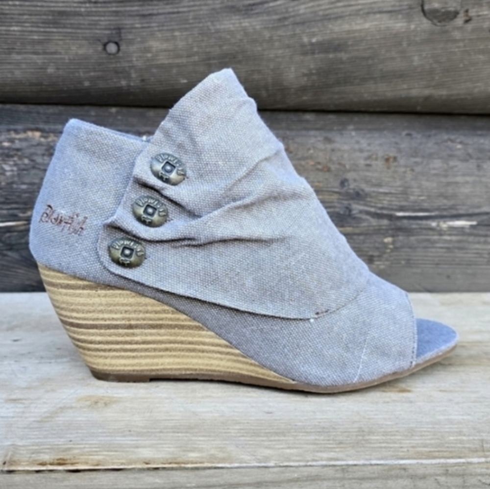 Blowfish Y2K Coastal Boho Revival Button Accent Peep-toe Wedge Sandal Bootie  7M